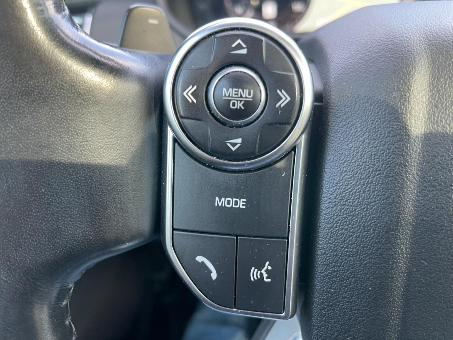 2018 Blue /Black Land Rover Discovery HSE (SALRR2RV5JA) with an 3.0L V6 DOHC 24V Supercharged engine, 8A transmission, located at 11115 Chardon Rd. , Chardon, OH, 44024, (440) 214-9705, 41.580246, -81.241943 - This 2018 Land Rover Discovery HSE is a luxurious and capable SUV that offers a blend of comfort, technology, and off-road prowess. With its 3.0L supercharged V6 engine, it produces 340 horsepower and is paired with an 8-speed automatic transmission. The interior features premium leather upholstery, - Photo#27